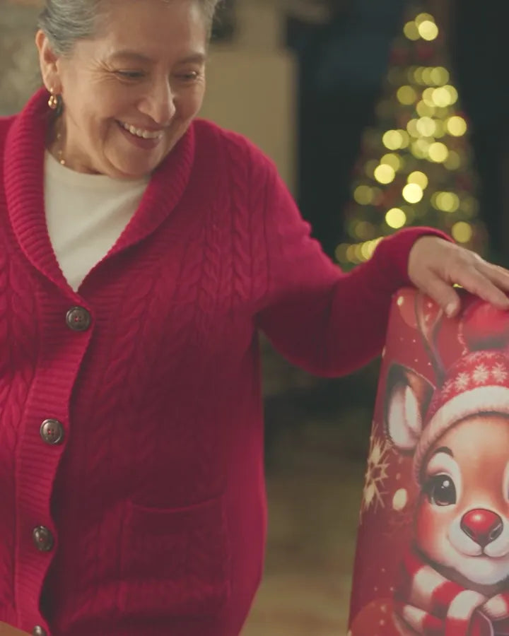 Abuela sonriendo junto a una silla con forro navideño