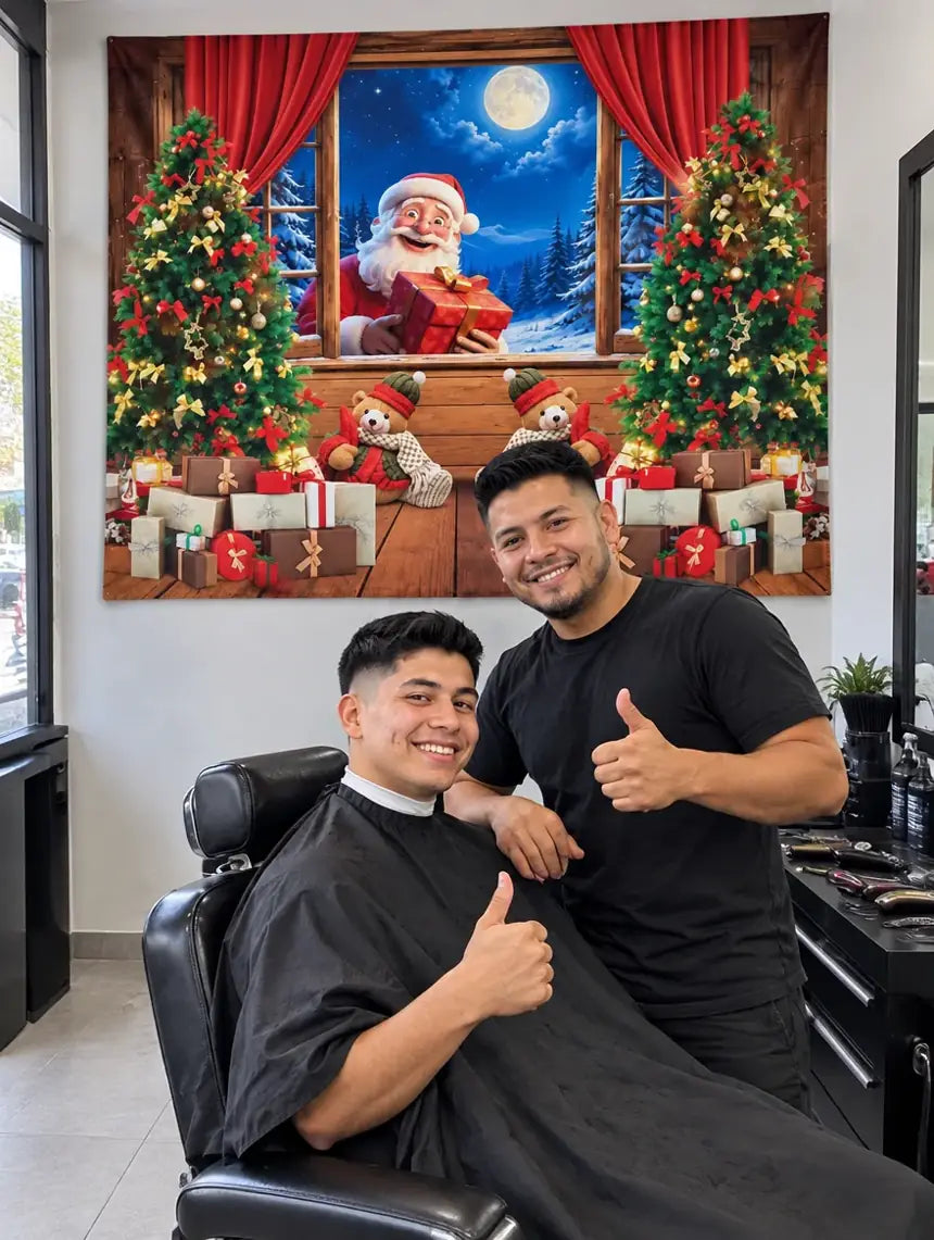 Cliente y barbero frente al telón Noel Regalo en una barbería