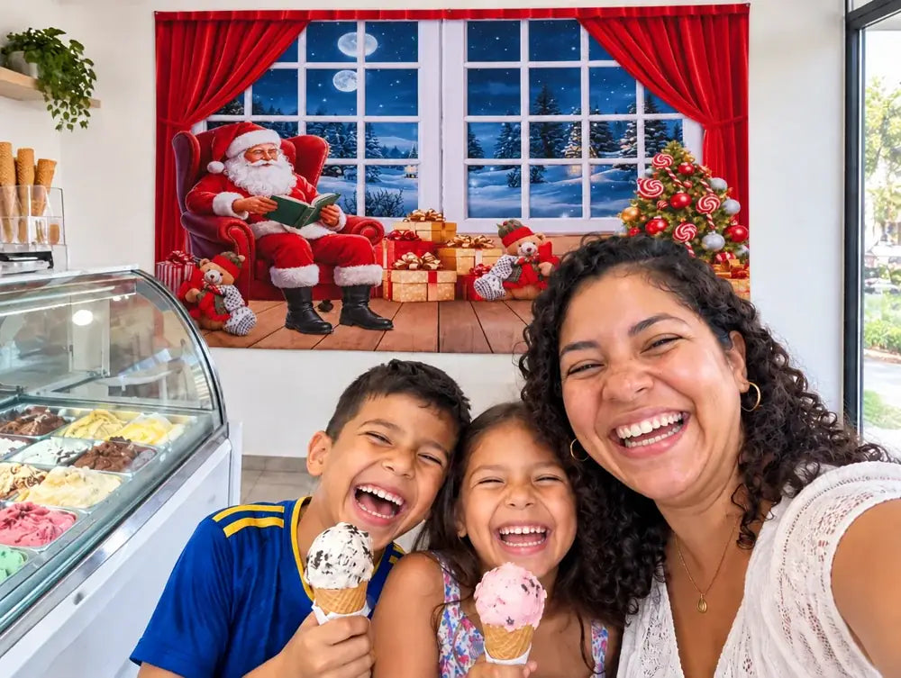 Familia comiendo helado frente al telón Leyendo en una heladería