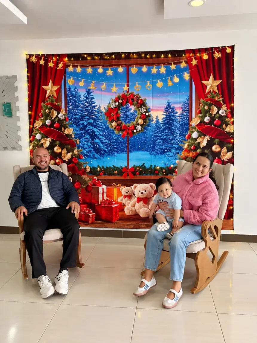 Foto real: familia frente al telón Ventana Navideña instalado en una sala